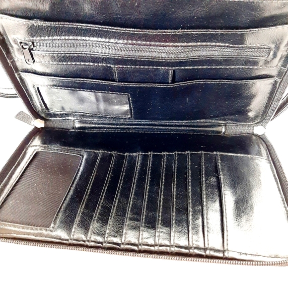 Diverso Leather Crossbody Bag - Picture 7 of 11